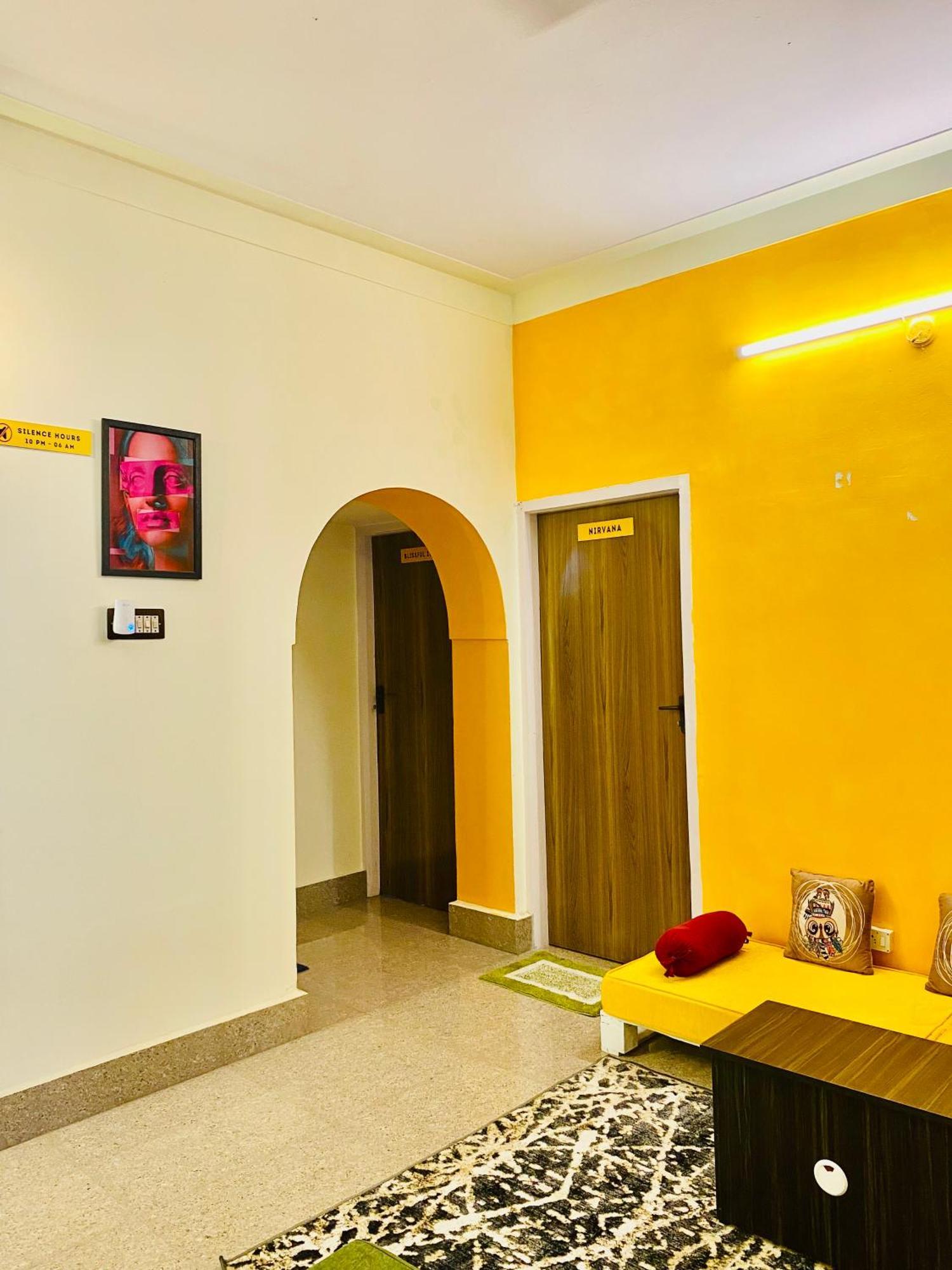 Crossroads Hostel 1980 Mysore Exteriör bild