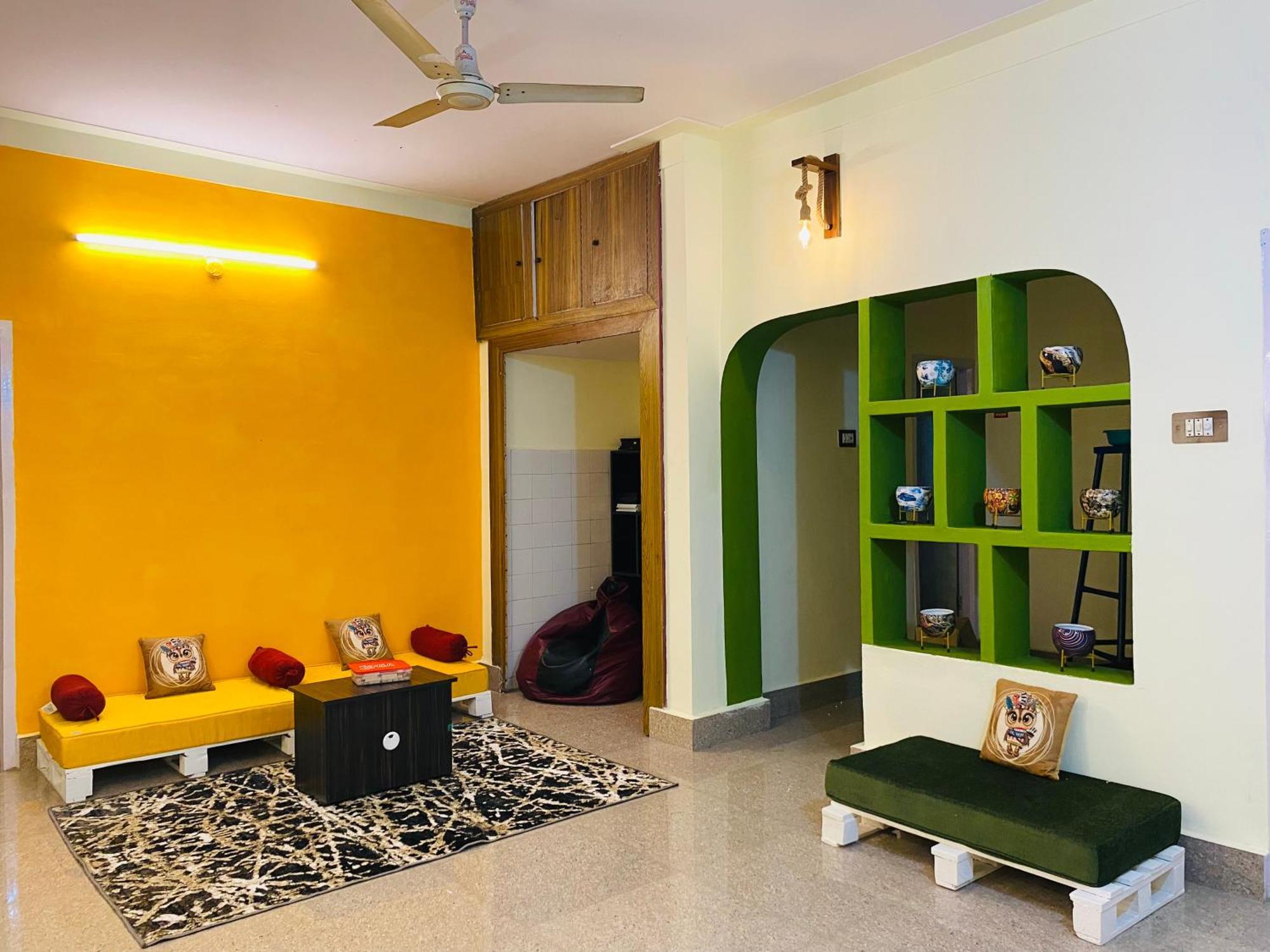 Crossroads Hostel 1980 Mysore Exteriör bild